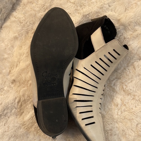 Cyrus Sam Edelman women’s ankle boot black-and-white size 9 1/2 - Picture 3 of 4